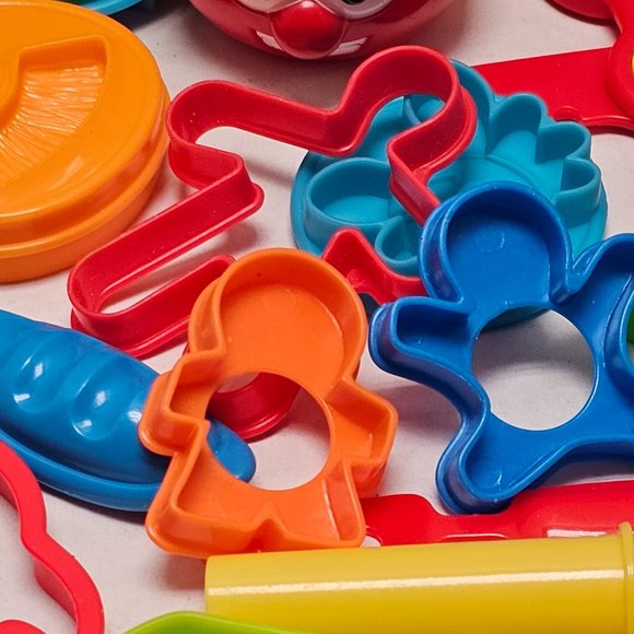 Lot Playdoh Tools Veggie Tales Buzz n Cut Fuzzy  Molding Playset - Picture 15 of 16